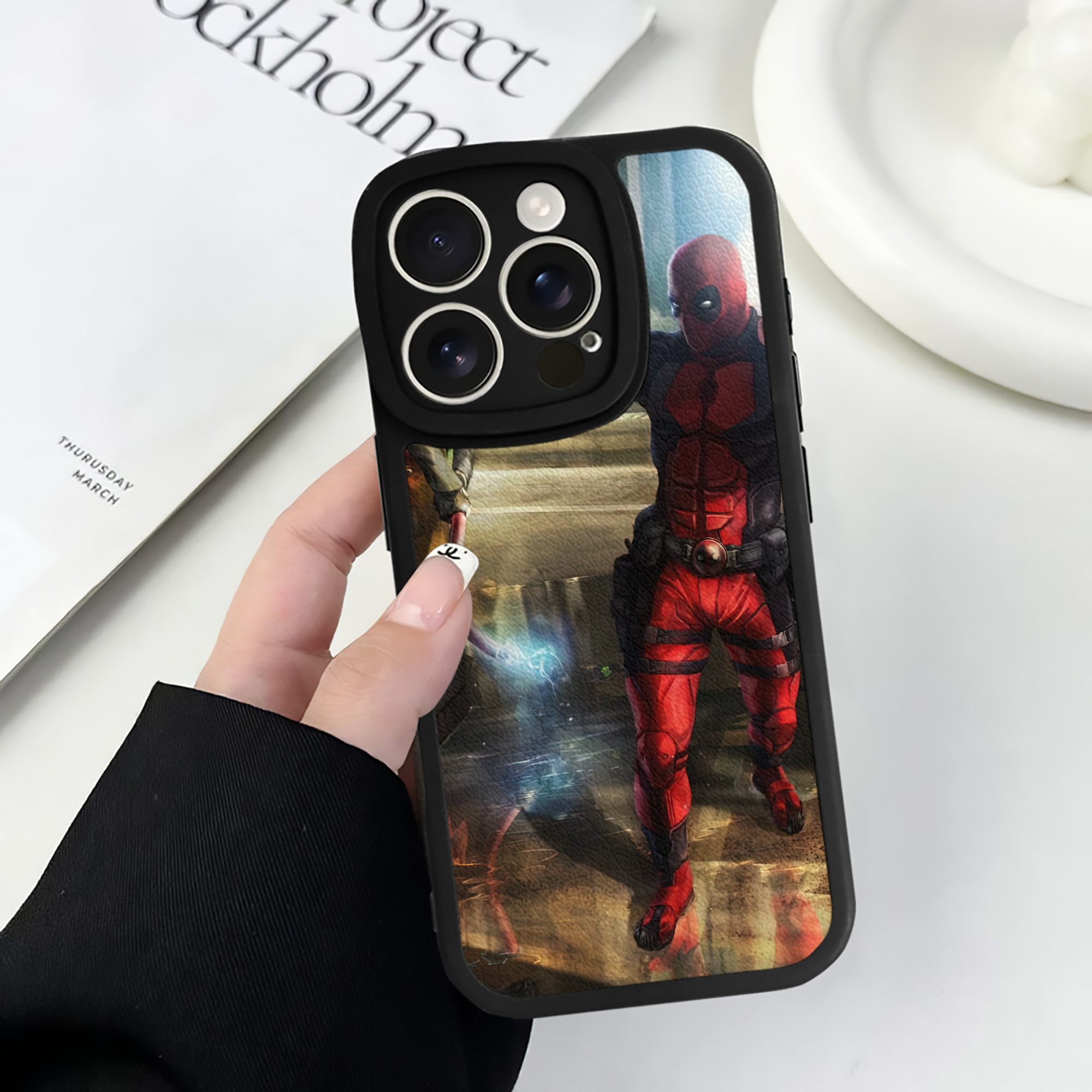 （画像用） Deadpool デッドプール 【iPhone 16シリーズ対応】シリコンスマホケース（レザー調） 材質：シリコン